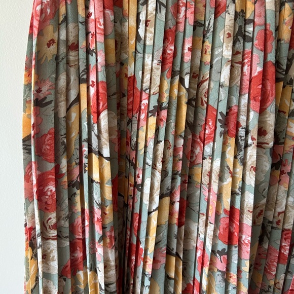 Floral dress with flutter sleeve and pleated skirt - Picture 3 of 9